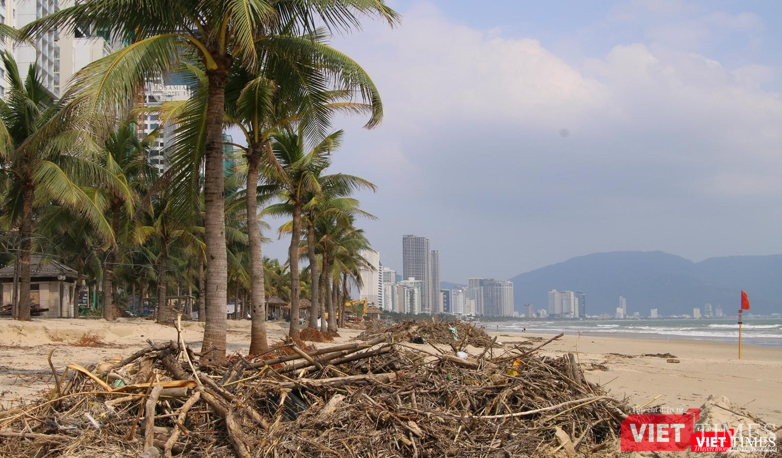 Biển du lịch Đà Nẵng xơ xác, ngổn ngang rác sau trận ngập lụt lịch sử