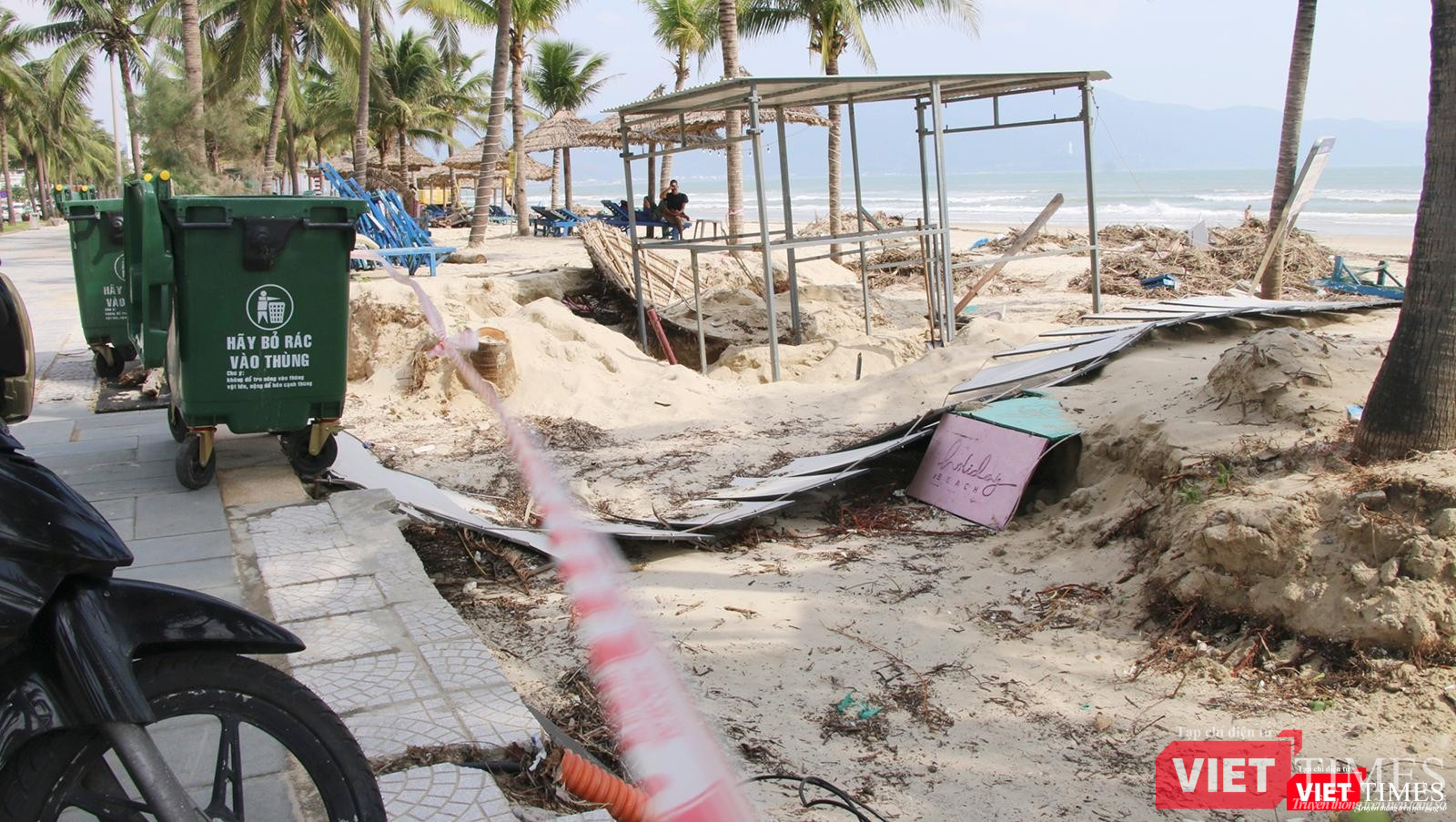 Một đoạn vỉa hè bị sóng biển và nước làm xói