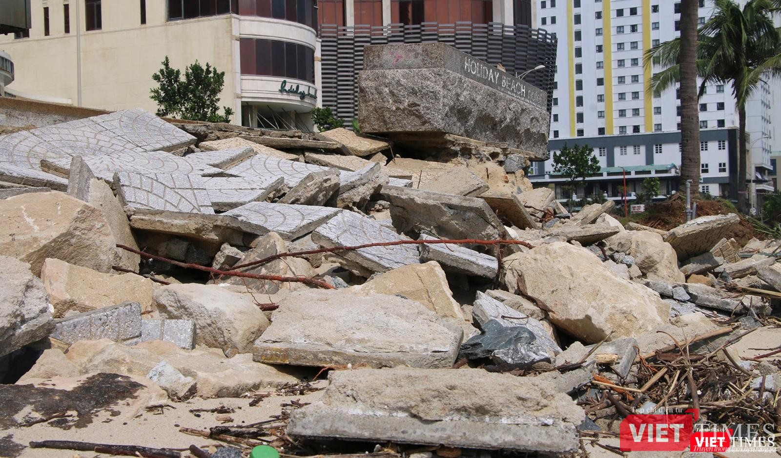 Gạch lát vỉa hè bị sóng biển đánh bật