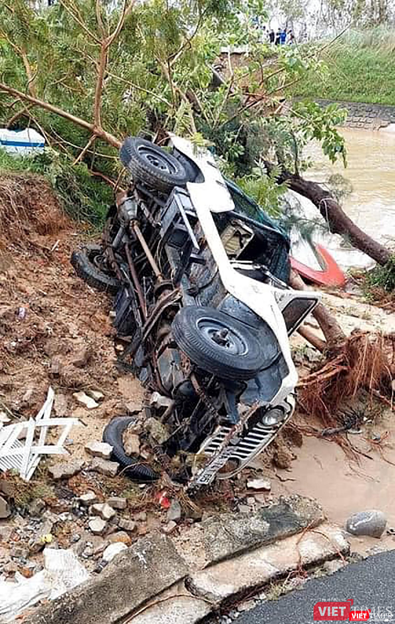 Một xe ô tô bị nước lũ cuốn trôi tại khu vực cống cuối đường Hoàng Sa