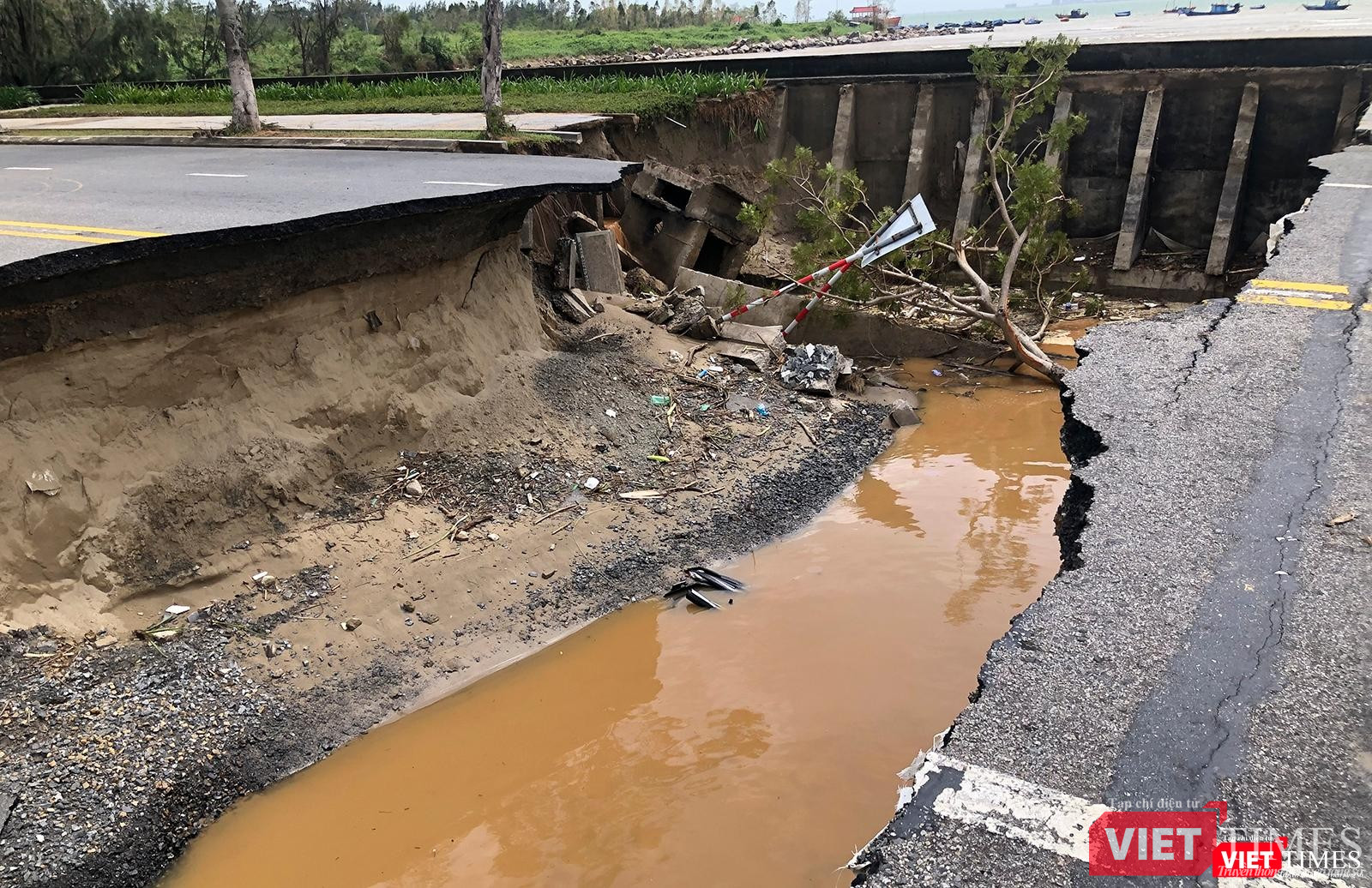 Vết xói lở tại khu vực cống cuối đường Hoàng Sa sâu cả 2-3 mét