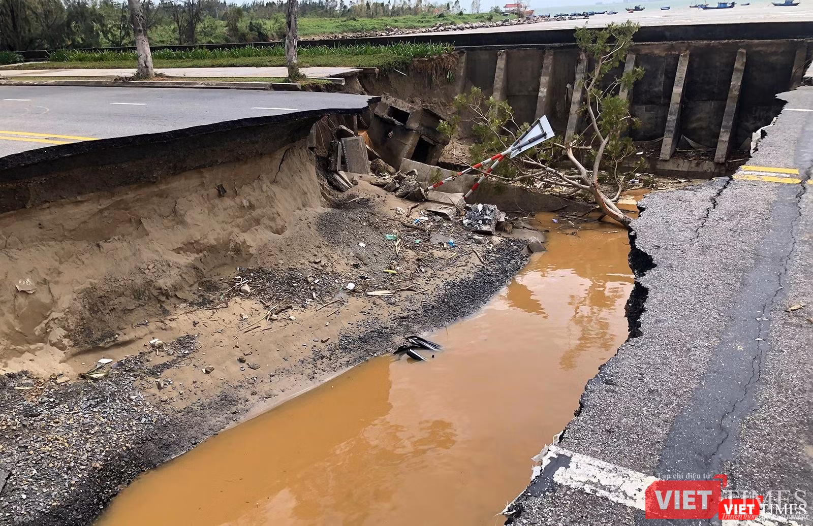 Vết xói lở tại khu vực cống cuối đường Hoàng Sa sâu cả 2-3 mét