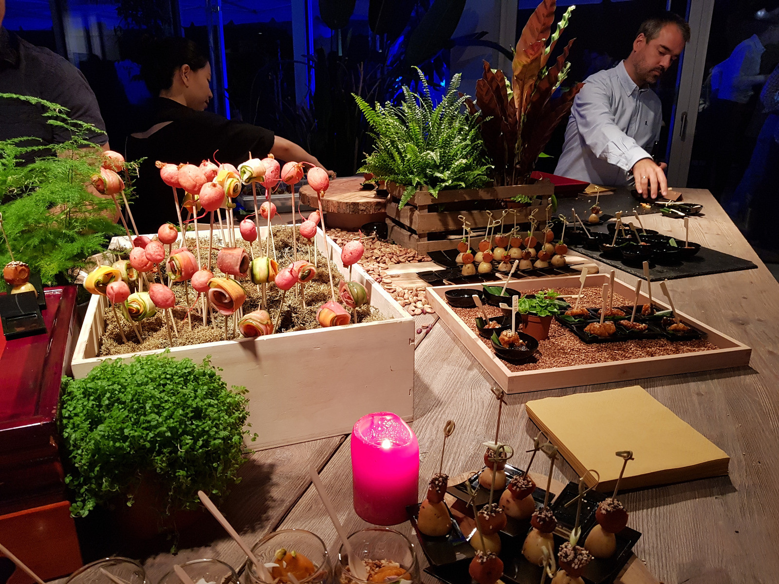 So sánh ảnh chụp từ LG V30 với Galaxy S8+ và iPhone 7 Plus ảnh 18