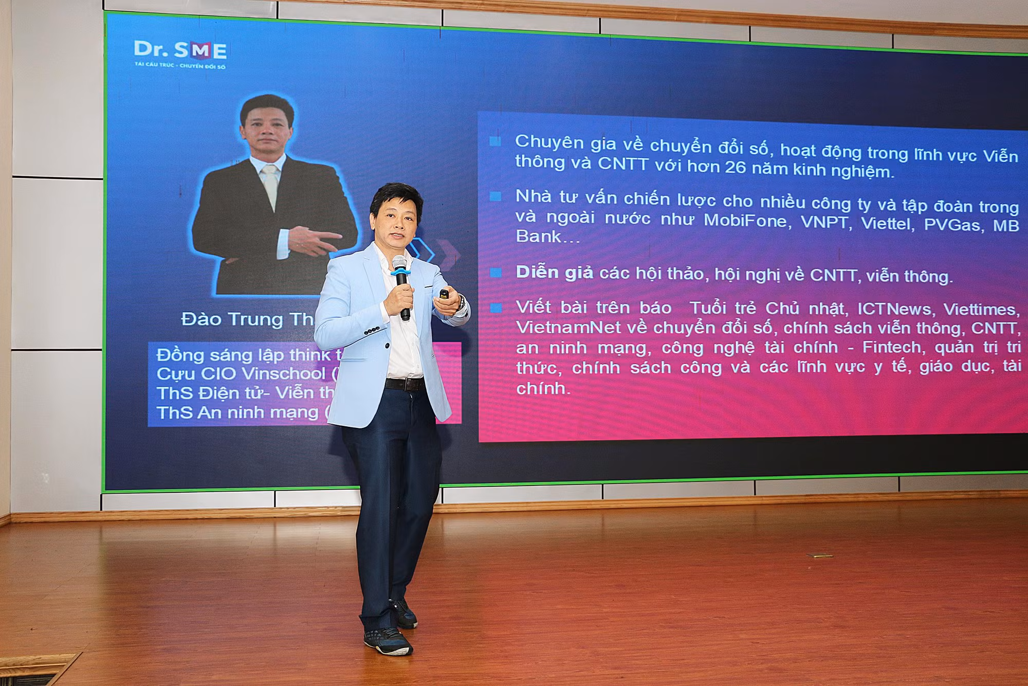 Chuyên gia chuyển đổi số Đào Trung Thành thuyết trình tại hội thảo (ảnh Đăng Khoa)