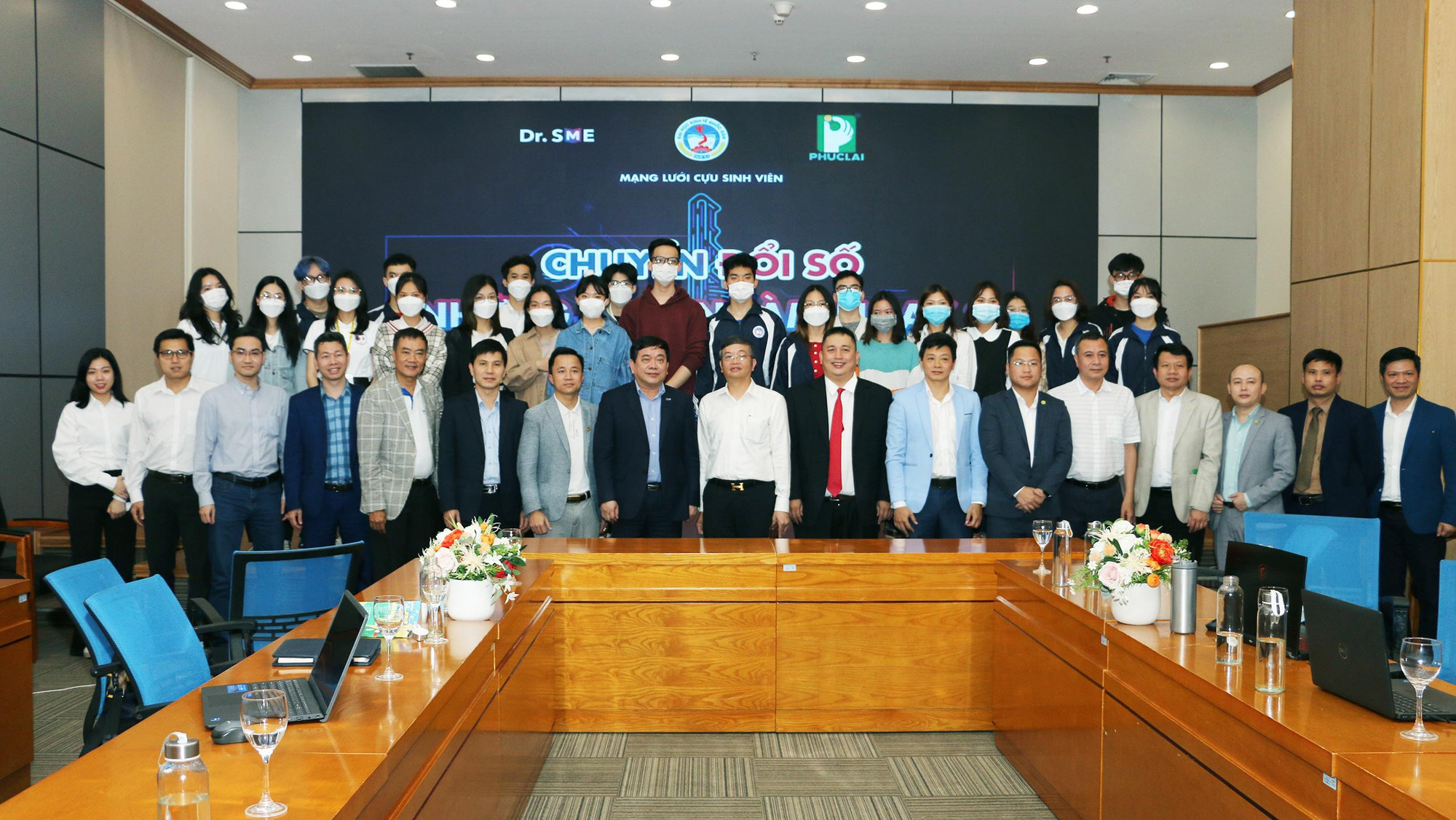 Các đại biểu tham dự hội thảo chuyển đổi số tại Đại học Kinh tế quốc dân Hà Nội (ảnh Đăng Khoa)