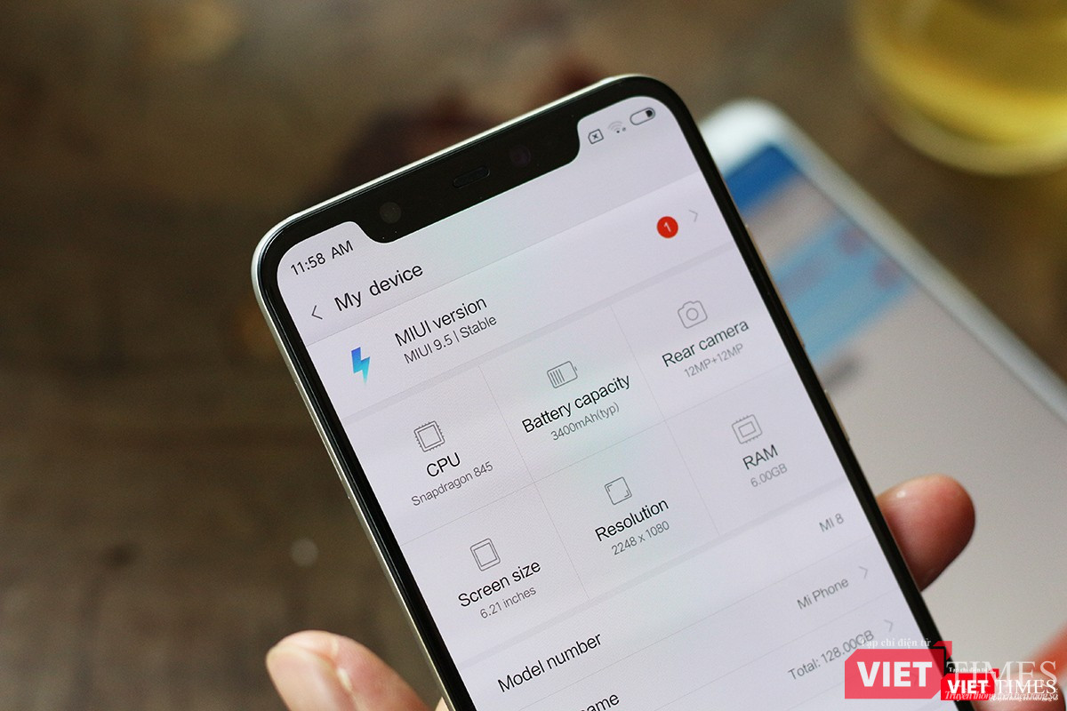 Còn đây là sức mạnh của chiếc Xiaomi Mi 8. Chip Snapdragon 845, mạnh nhất trên thị trường hiện nay. Pin 3400 mAh, chắc dùng được 1 ngày, RAM 6 GB, độ phân giải màn hình 2248 x 1080 pixel