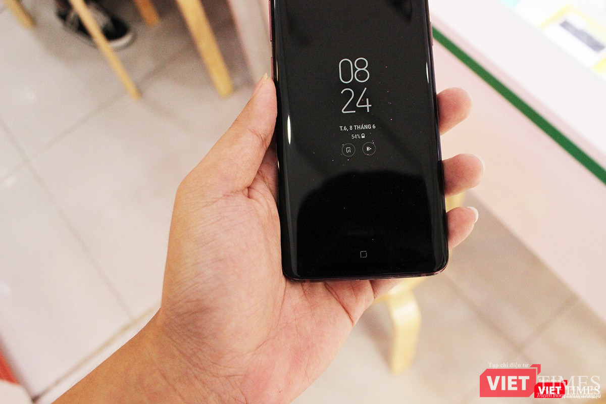 Tính năng Always On Display đã xuất hiện từ phiên bản Galaxy S8. Nó là một màn hình luôn bật, cho phép người dùng theo dõi các thông số về ngày giờ và mức pin.