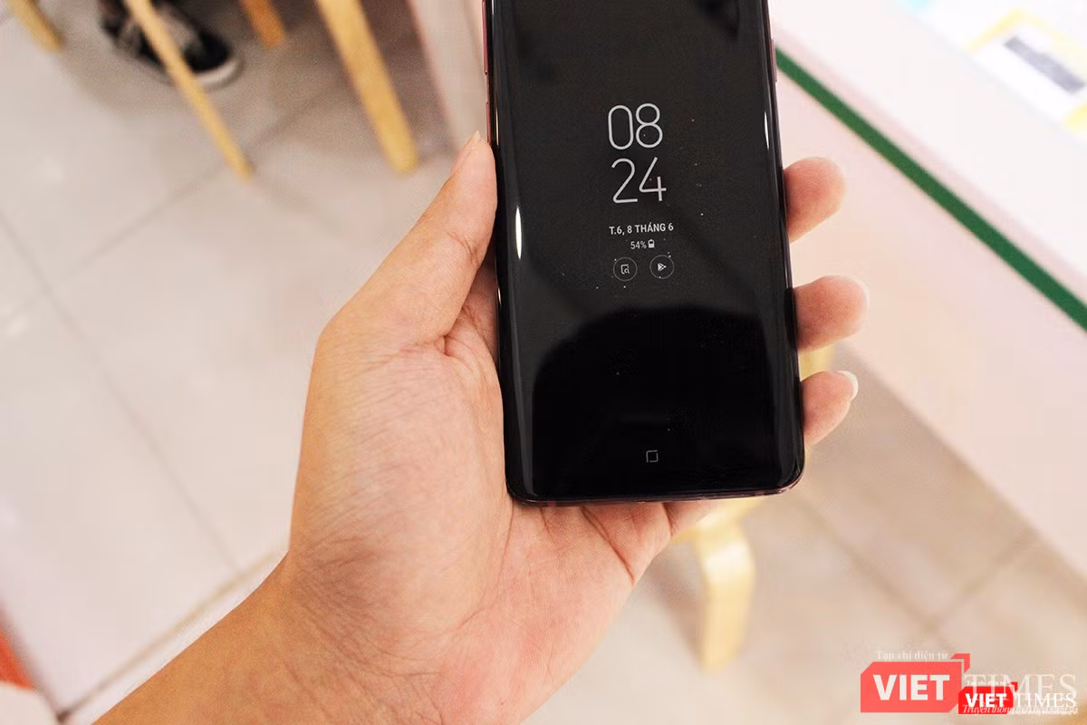 Tính năng Always On Display đã xuất hiện từ phiên bản Galaxy S8. Nó là một màn hình luôn bật, cho phép người dùng theo dõi các thông số về ngày giờ và mức pin. Tính năng Always On Display đã xuất hiện từ phiên bản Galaxy S8. Nó là một màn hình luôn bật, cho phép người dùng theo dõi các thông số về ngày giờ và mức pin.