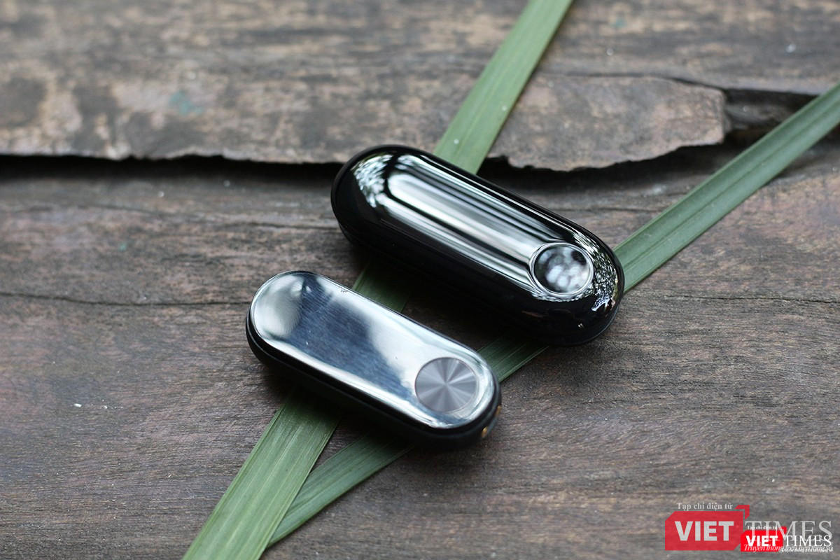 Có thể thấy kích thước của Mi Band 3 lớn hơn nhiều so với Mi Band 2. Đây là sự thay đổi thứ 4 mà Xiaomi đã thực hiện với Mi Band 3. Với kích thước lớn, những người có cổ tay nhỏ đeo vòng tay này sẽ không đẹp