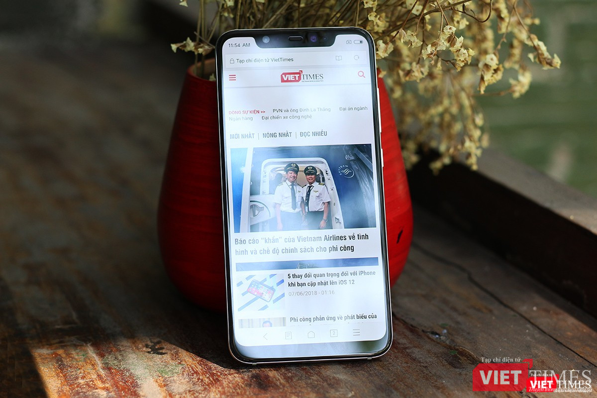 Mặt trước của Mi 8 cũng giống iPhone X đến 90%. Tuy nhiên, fan hâm mộ của iPhone vẫn có lý do để chê bởi viền dưới của Mi 8 còn khá dày. Họ đùa rằng Mi 8 có "cái cằm" dài.