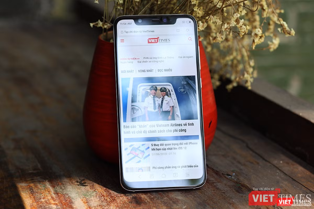 Mặt trước của Mi 8 cũng giống iPhone X đến 90%. Tuy nhiên, fan hâm mộ của iPhone vẫn có lý do để chê bởi viền dưới của Mi 8 còn khá dày. Họ đùa rằng Mi 8 có "cái cằm" dài.