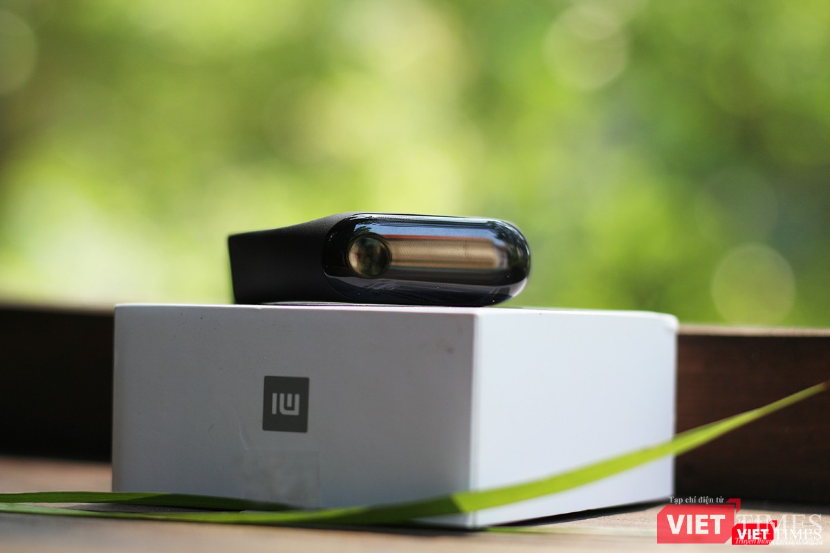 Còn đây là chiếc Mi Band 3. Chúng ta có thể thấy nó có mặt kính với nút cảm ứng khá to, hơi lồi so với Mi Band 2. Vỏ nhựa hình viên thuốc, có thể dễ dàng lắp vào dây đeo cao su