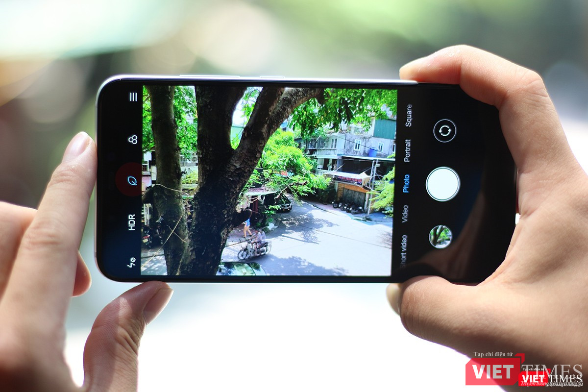 Camera là thứ chúng tôi đánh giá cao nhất trên Mi 8. Xiaomi đã tích hợp AI để xử lý hình ảnh. Nó nhận ra các đối tượng trong tấm ảnh. Chẳng hạn khi chúng tôi giơ máy lên chụp quang cảnh phố phường, camera đã nhận ra màu xanh của lá cây và hiển thị biểu tượng lá cây trên menu bên trái. Hai camera sau của Mi 8 đều có độ phân giải 12 MP, với một camera khẩu độ f/1.8 và một camera khẩu độ f/2.4