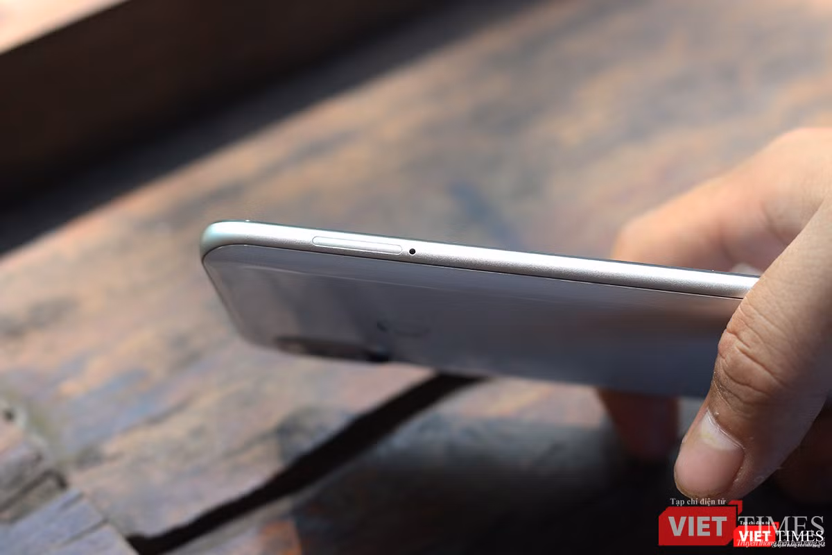 Mi 8 có khung viền bằng nhôm, trong khi iPhone X là thép không gỉ. Tất nhiên rồi, bởi iPhone X là một thiết bị rất đắt đỏ. Chúng ta có thể thấy khay SIM nằm ở bên cạnh trái của máy