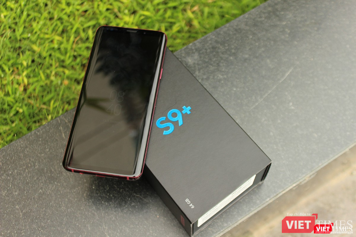 Mặt trước của máy được bao phủ bởi mặt kính cong về 2 cạnh