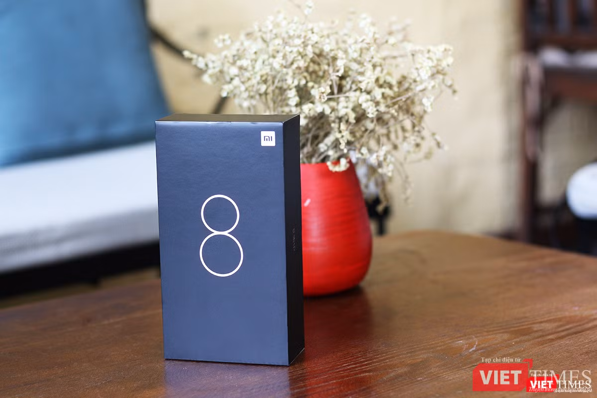 Đây là hộp đựng Xiaomi Mi 8. Màu xanh của vỏ hộp nghiêng về tông trầm. Số 8 in to, rõ, nổi bật.
