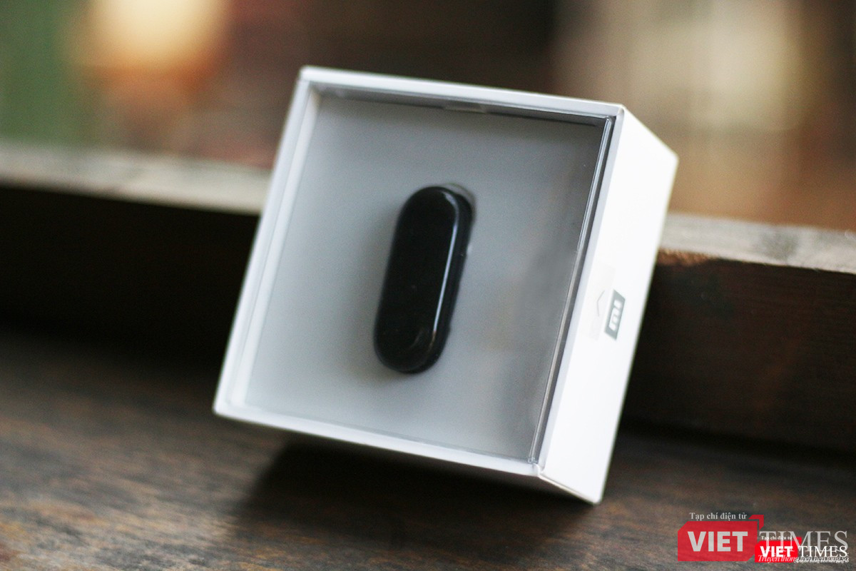 Trong hộp ngoài chiếc Mi Band 3 còn có dây sạc và sách hướng dẫn sử dụng