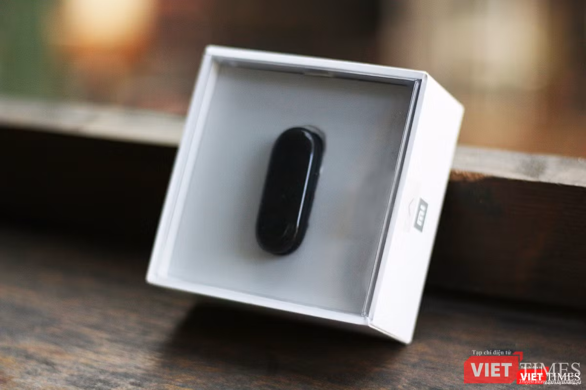 Trong hộp ngoài chiếc Mi Band 3 còn có dây sạc và sách hướng dẫn sử dụng