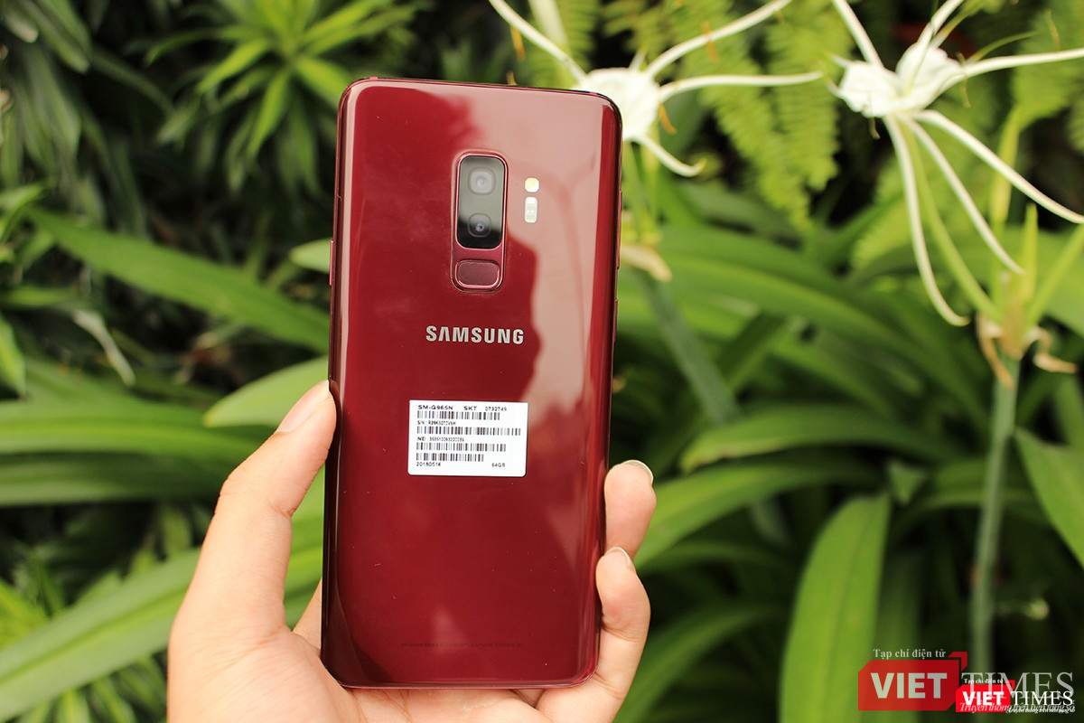 Mặt sau của máy với màu đỏ tía nhìn đẹp mê ly, thích hợp với những người mệnh Thổ!