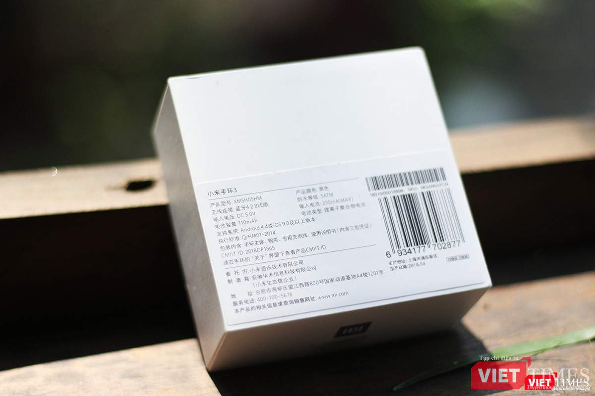 Mặt sau hộp đựng Mi band 3 có ghi một số thông số cơ bản của chiếc vòng đeo thông minh này. Một điểm đáng chú ý là thiết bị này tương thích với Android từ 4.4 trở lên và iOS từ 9.0 trở lên.