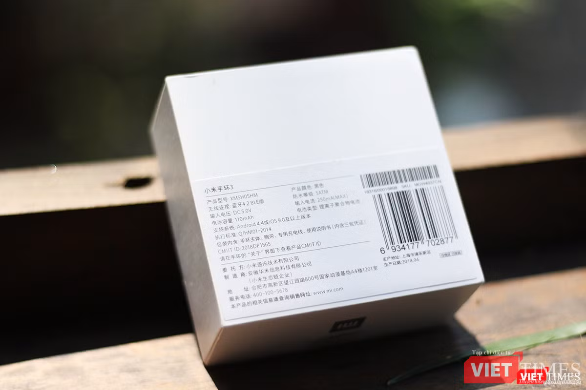 Mặt sau hộp đựng Mi band 3 có ghi một số thông số cơ bản của chiếc vòng đeo thông minh này. Một điểm đáng chú ý là thiết bị này tương thích với Android từ 4.4 trở lên và iOS từ 9.0 trở lên.