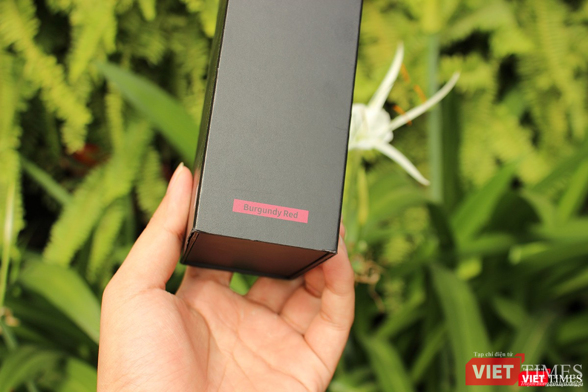 Cạnh hộp cho ta biết đây phiên bản Galaxy S9 Plus màu đỏ tía, hay nhiều người còn gọi là màu đỏ booc-đô (Burgundy Red)