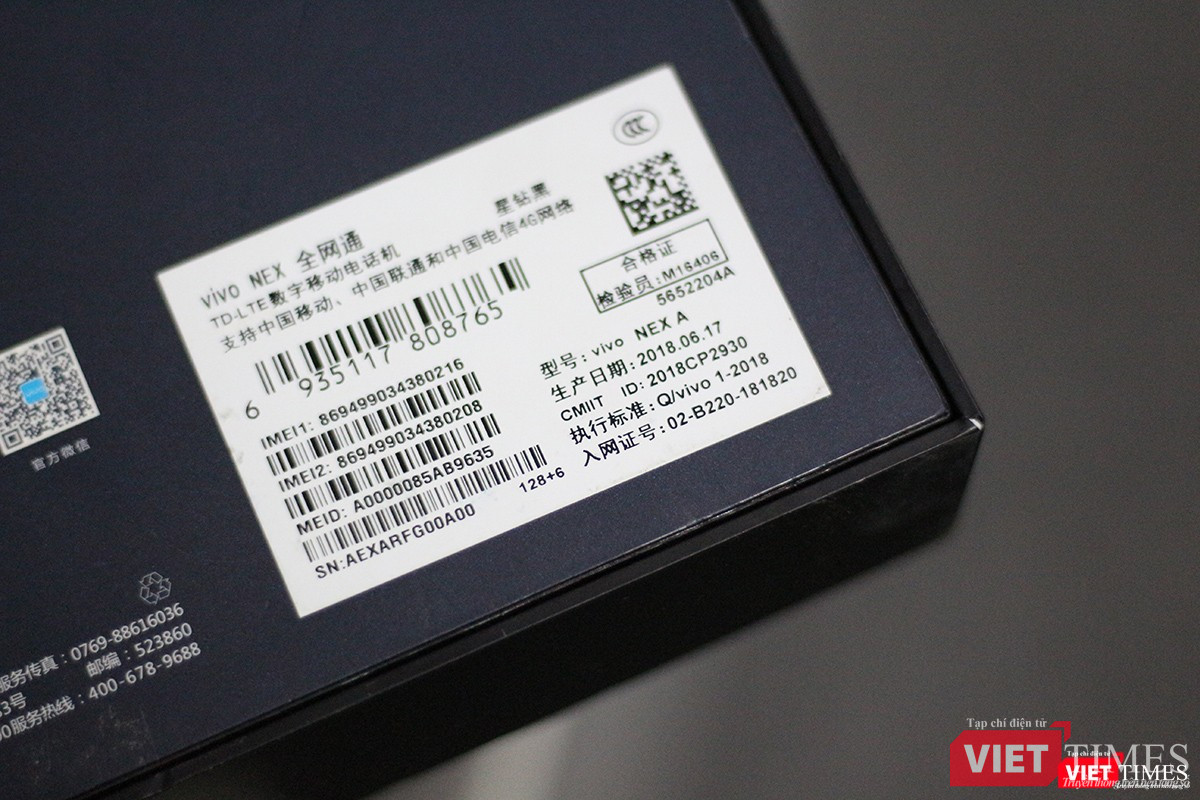 Mặt sau của vỏ hộp có ghi tên sản phẩm là Vivo Nex A. Trong dòng sản phẩm Nex, Vivo chia ra hai phiên bản. Phiên bản Nex A có cấu hình thấp hơn một chút so với Nex S. Chúng tôi sẽ liệt kê cấu hình ở những tấm ảnh phía dưới.