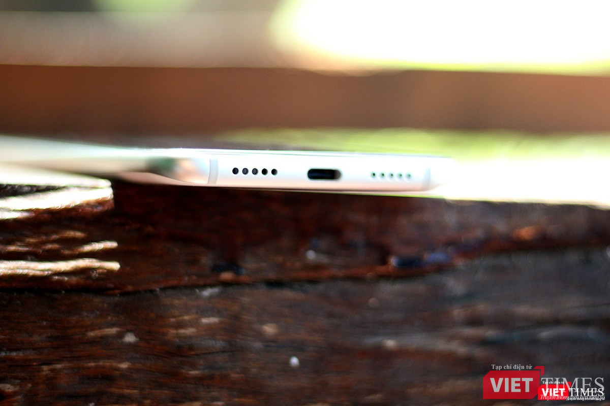 Cổng USB-C và loa ở cạnh dưới