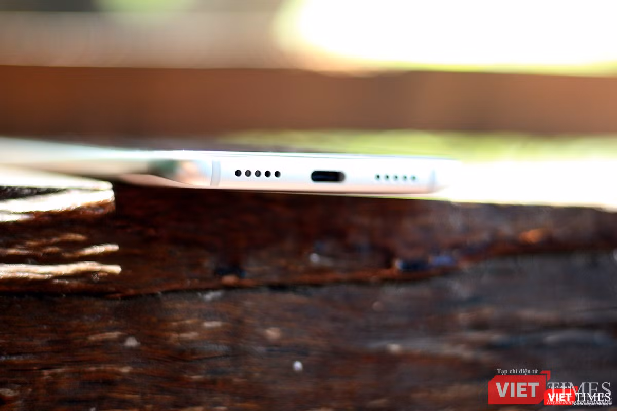 Cổng USB-C và loa ở cạnh dưới