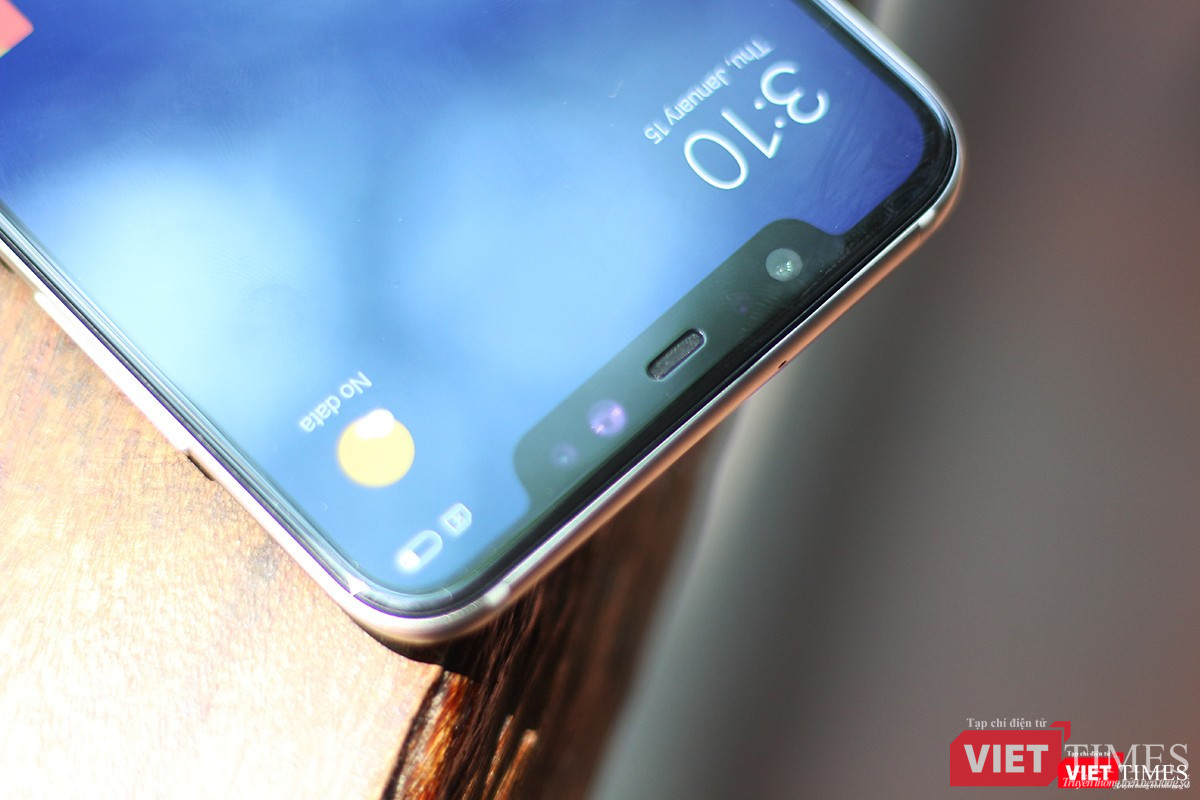 Về thiết kế, Mi có 8 thể nói là nhái iPhone X một cách trắng trợn. Điểm dễ nhận thấy nhất là phần tai thỏ có kích thước cũng tương tự như tai thỏ iPhone X. Tuy nhiên, vì các hãng điện thoại Trung Quốc chưa đạt được đến "cảnh giới" của Apple nên chiếc Mi 8 nhìn không thể nào đẹp bằng iPhone X.