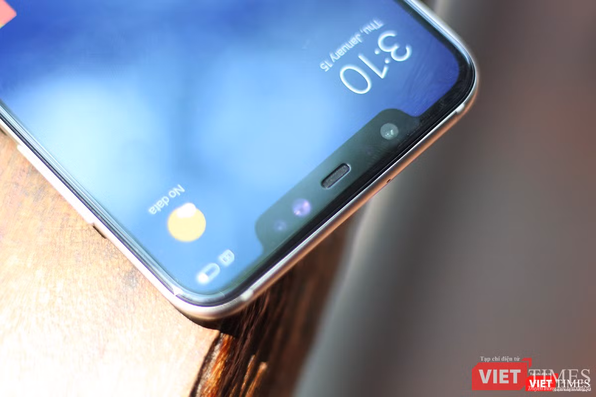 Về thiết kế, Mi có 8 thể nói là nhái iPhone X một cách trắng trợn. Điểm dễ nhận thấy nhất là phần tai thỏ có kích thước cũng tương tự như tai thỏ iPhone X. Tuy nhiên, vì các hãng điện thoại Trung Quốc chưa đạt được đến "cảnh giới" của Apple nên chiếc Mi 8 nhìn không thể nào đẹp bằng iPhone X.