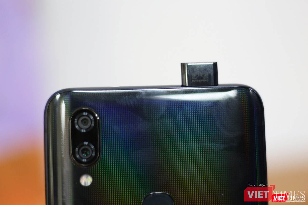 Mô đun camera "ngoi lên lặn xuống" chỉ để chưa camera selfie. Camera sau vẫn được bố trí ở mặt lưng.