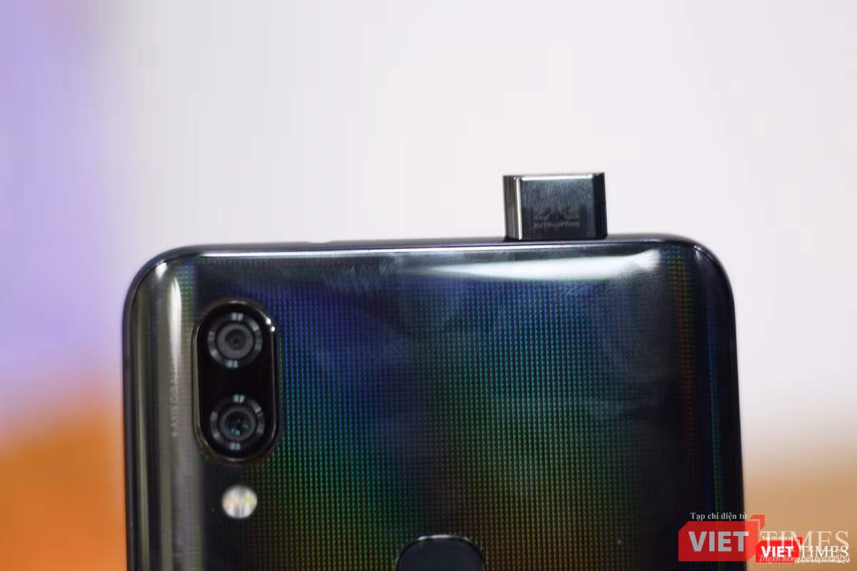 Mô đun camera "ngoi lên lặn xuống" chỉ để chưa camera selfie. Camera sau vẫn được bố trí ở mặt lưng.