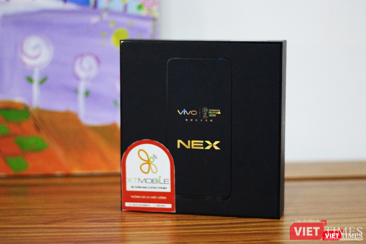 Đây là chiếc hộp đựng sản phẩm. Do Vivo là một trong những nhà tài trợ World Cup 2018 nên trên vỏ hộp chúng ta thấy dòng chữ "World Cup Russia 2018". Rất tiếc là Vivo chỉ in chữ này trên hộp chứ không in trên điện thoại.