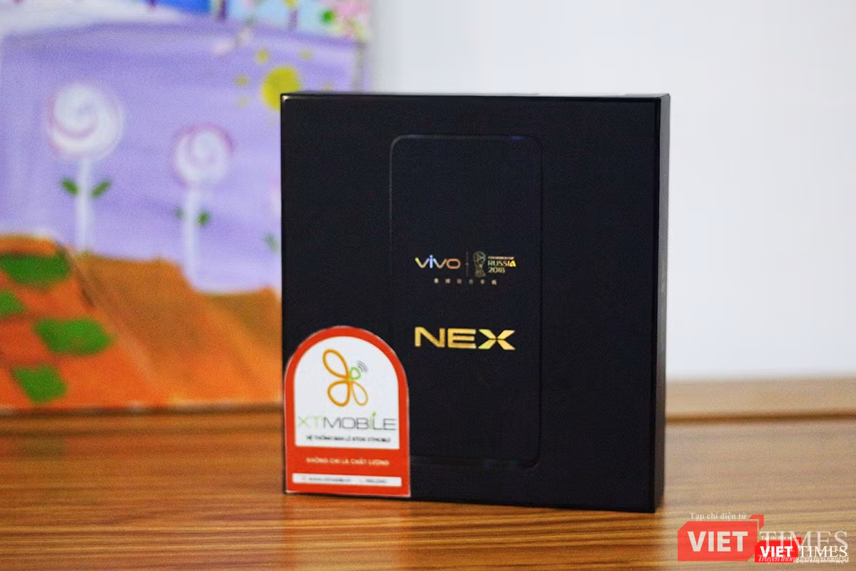 Đây là chiếc hộp đựng sản phẩm. Do Vivo là một trong những nhà tài trợ World Cup 2018 nên trên vỏ hộp chúng ta thấy dòng chữ "World Cup Russia 2018". Rất tiếc là Vivo chỉ in chữ này trên hộp chứ không in trên điện thoại.