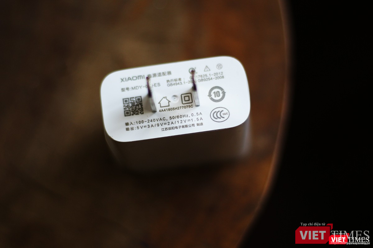 Củ sạc Mi 8 có chức năng sạc nhanh nhé các bạn. Sạc đầy Mi 8 trong khoảng 70 phút.