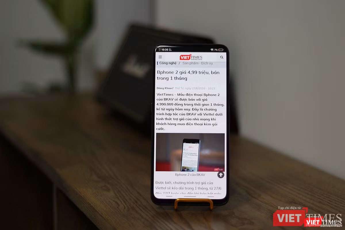 Vivo Nex A sử dụng giao diện FunTouch OS 4.0 tùy biến từ Android 8.1. Không biết có phải do lỗi bản ROM hay không mà chúng tôi thấy một số font chữ tiếng Việt trong giao diện ứng dụng bị đậm nhạt khác nhau. Khi dùng Chrome để duyệt web, máy tạo ra hai viền đen trên dưới nhìn khá dày chứ không còn "vô cực" nữa.