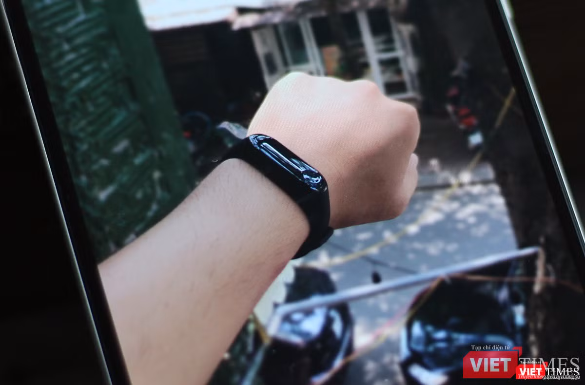Khi đeo vào tay, Mi Band 3 nhìn khỏe khoắn hơn Mi Band 2. Nó phù hợp với các bạn trai hơn là các bạn gái. Bạn có thể kết nối Mi Band 3 với điện thoại qua ứng dụng Mi Fit.