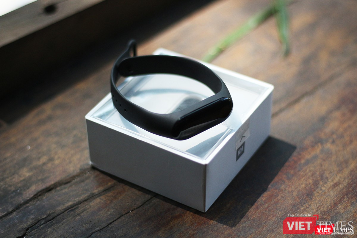 Đối với Mi Band 3, nhà sản xuất đã tích hợp tính năng từ chối cuộc gọi trên vòng đeo khi nó có kết nối với điện thoại. Để làm điều này, khi có cuộc gọi đến, bạn giữ vào nút cảm ứng một vài giây. Nếu bạn nhỉ chạm vào nút cảm ứng thì Mi Band 3 sẽ không báo rung, nhưng điện thoại sẽ vẫn tiếp tục đổ chuông. Đây là sự thay đổi thứ ba các bạn nhé. Tiếc là Mi Band 3 chưa được trang bị tính năng nhận cuộc gọi để có thể gắn tai nghe và đàm thoại trực tiếp mà không cần rút "dế" ra.