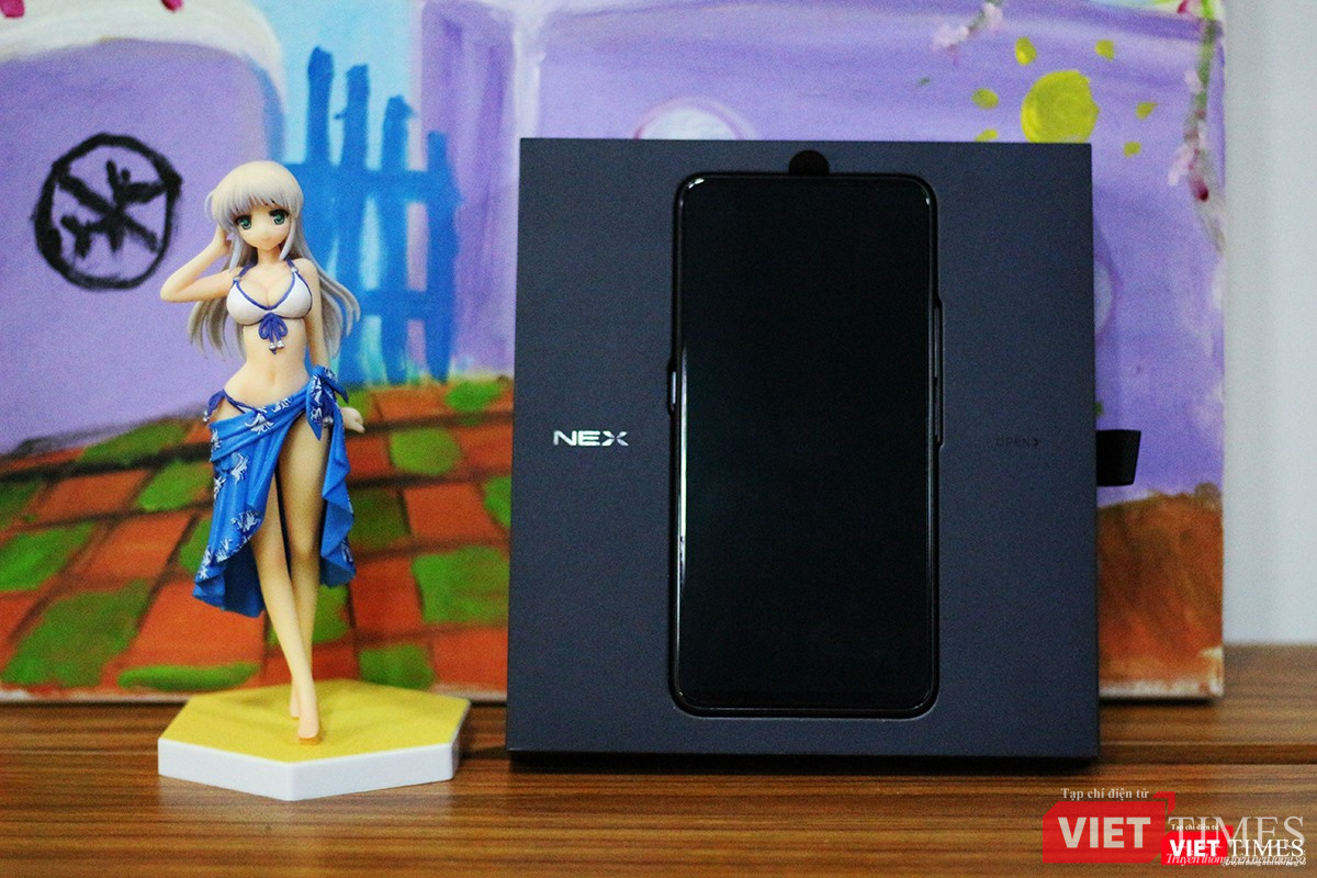 Khi mở nắp hộp, chúng ta thấy ngay chiếc Vivo Nex A được đặt ở chính giữa. Mặt kính bóng lộn như đánh xi.