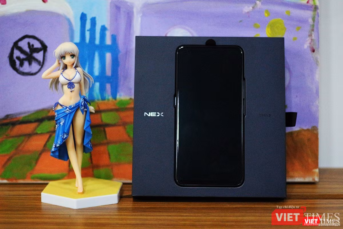 Khi mở nắp hộp, chúng ta thấy ngay chiếc Vivo Nex A được đặt ở chính giữa. Mặt kính bóng lộn như đánh xi.