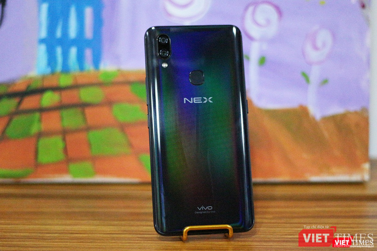 Ưu điểm của chiếc máy này là pin có dung lượng 4.000 mAh, nên nếu dùng ít chắc bạn 3 ngày mới phải sạc một lần.