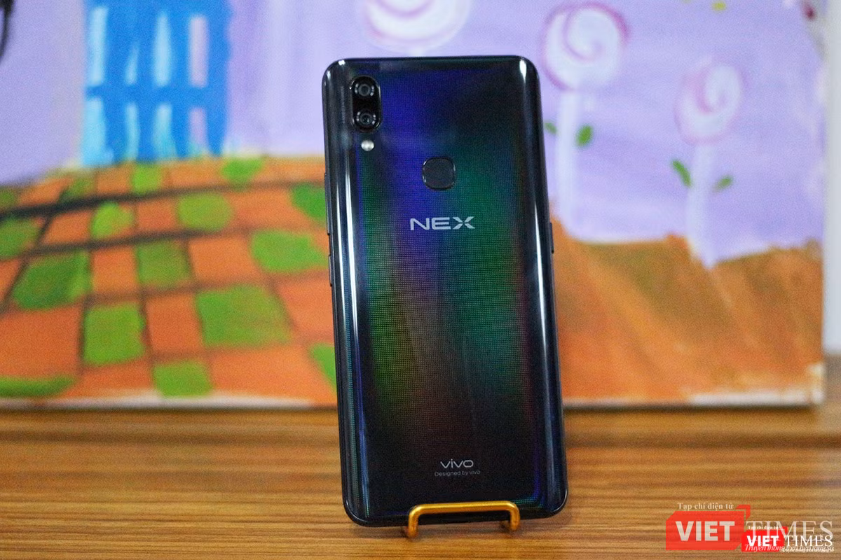 Ưu điểm của chiếc máy này là pin có dung lượng 4.000 mAh, nên nếu dùng ít chắc bạn 3 ngày mới phải sạc một lần.