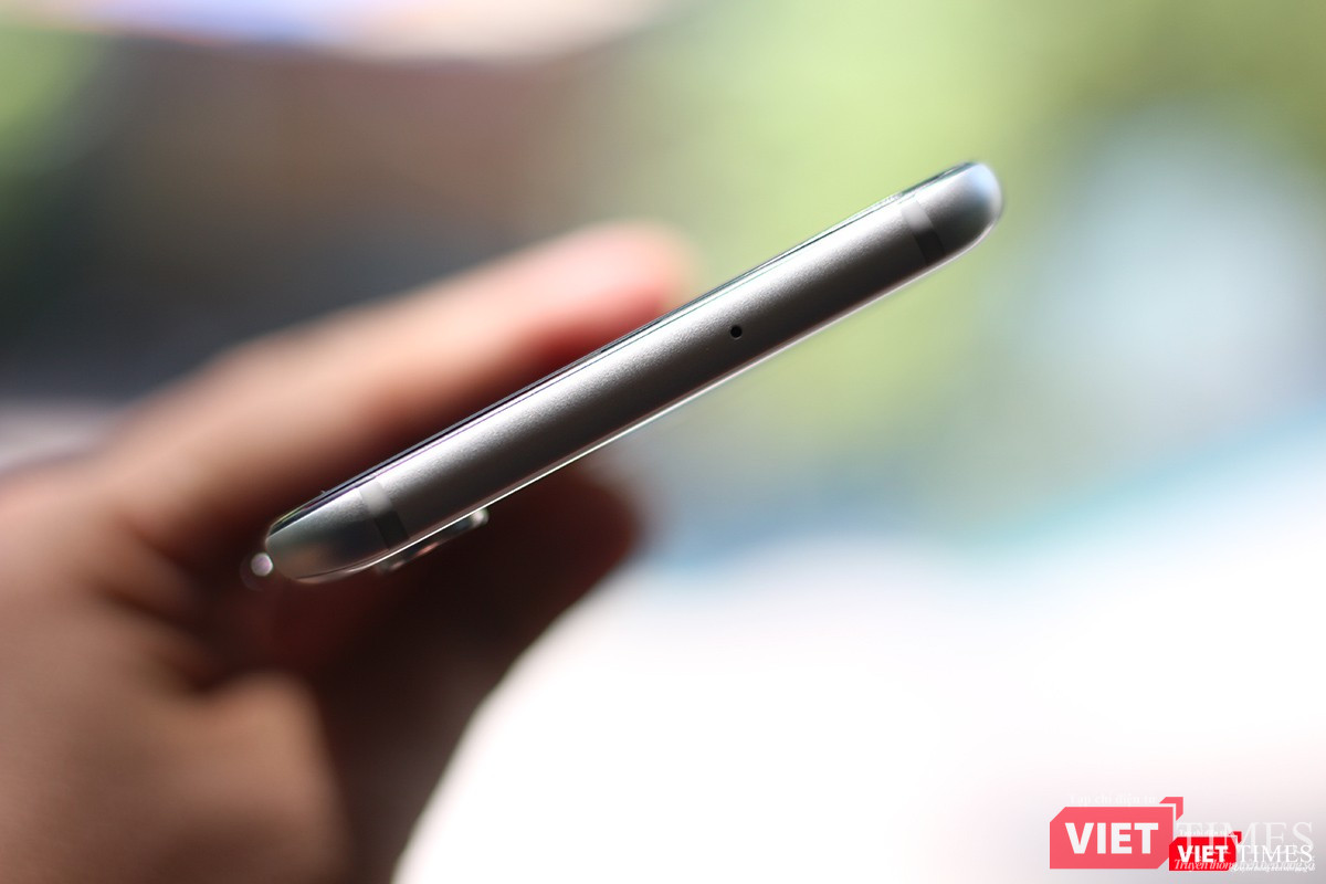 Ở cạnh trên của máy không có nút vật lý nào