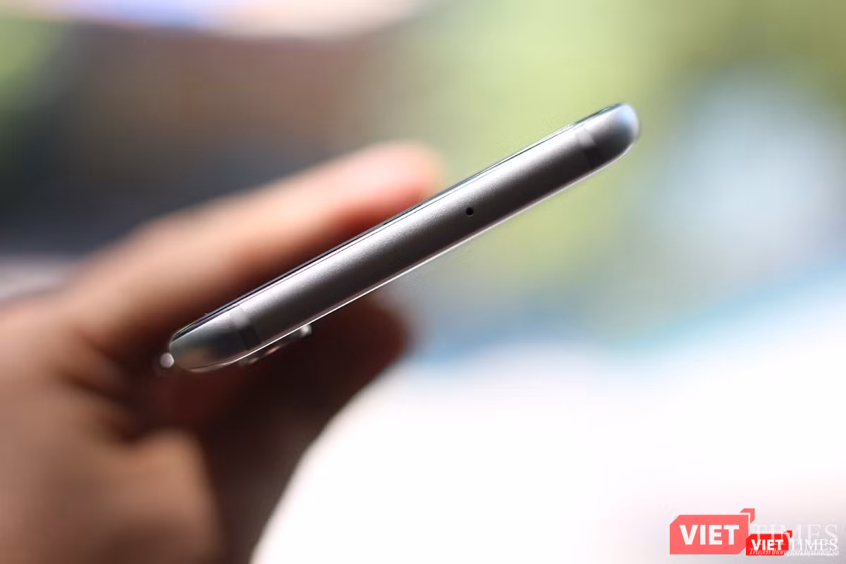 Ở cạnh trên của máy không có nút vật lý nào