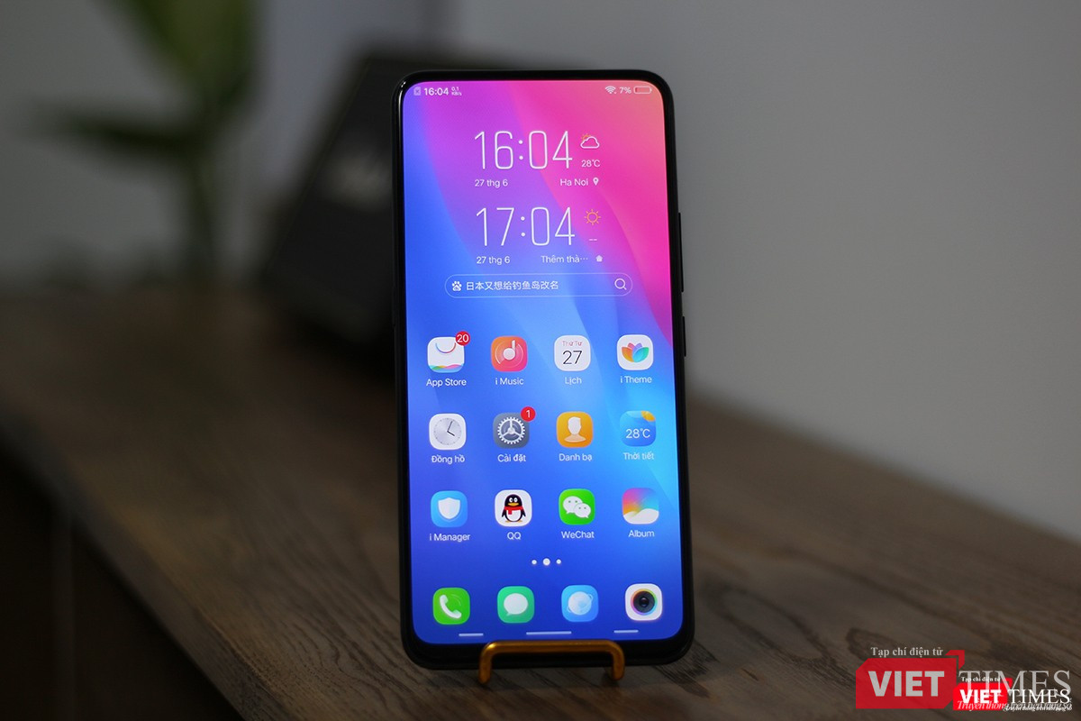 Đây là mặt trước của chiếc Vivo Nex A. Bạn nào thích điện thoại màn hình kiểu "vô cực" thì Vivo Nex A đúng là mẫu điện thoại dành cho bạn. Do giấu được camera trước không đặt ở phần viền màn hình nên Vivo Nex A có màn hình to tướng, chiếm tới hơn 91% diện tích mặt trước. Người viết rất thích màn hình này bởi nó không có tai thỏ. Đây cũng là màn hình có tỷ lệ lạ: 19,3:9. Độ phân giải Full HD+ (1080 x 2316)