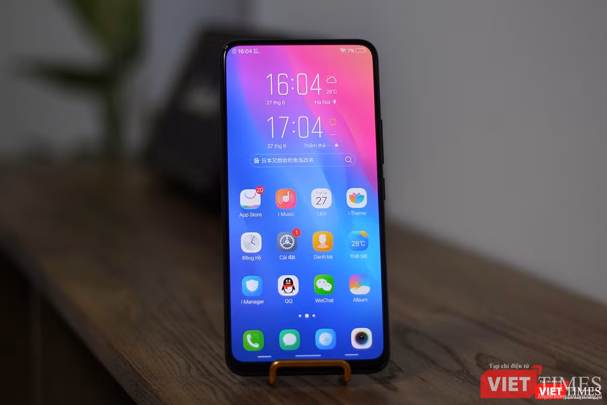 Đây là mặt trước của chiếc Vivo Nex A. Bạn nào thích điện thoại màn hình kiểu "vô cực" thì Vivo Nex A đúng là mẫu điện thoại dành cho bạn. Do giấu được camera trước không đặt ở phần viền màn hình nên Vivo Nex A có màn hình to tướng, chiếm tới hơn 91% diện tích mặt trước. Người viết rất thích màn hình này bởi nó không có tai thỏ. Đây cũng là màn hình có tỷ lệ lạ: 19,3:9. Độ phân giải Full HD+ (1080 x 2316)