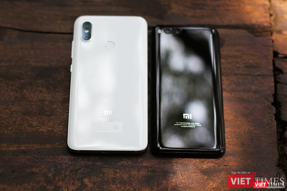 Có thể thấy Mi 8 có kích thước lớn hơn hẳn Mi 6. Đó là bởi vì Mi 8 chứa màn hình 6,21 inch, trong khi Mi 6 chỉ có màn hình 5,15 inch. Mặt lưng hai mẫu điện thoại đều được làm từ chất liệu kính.