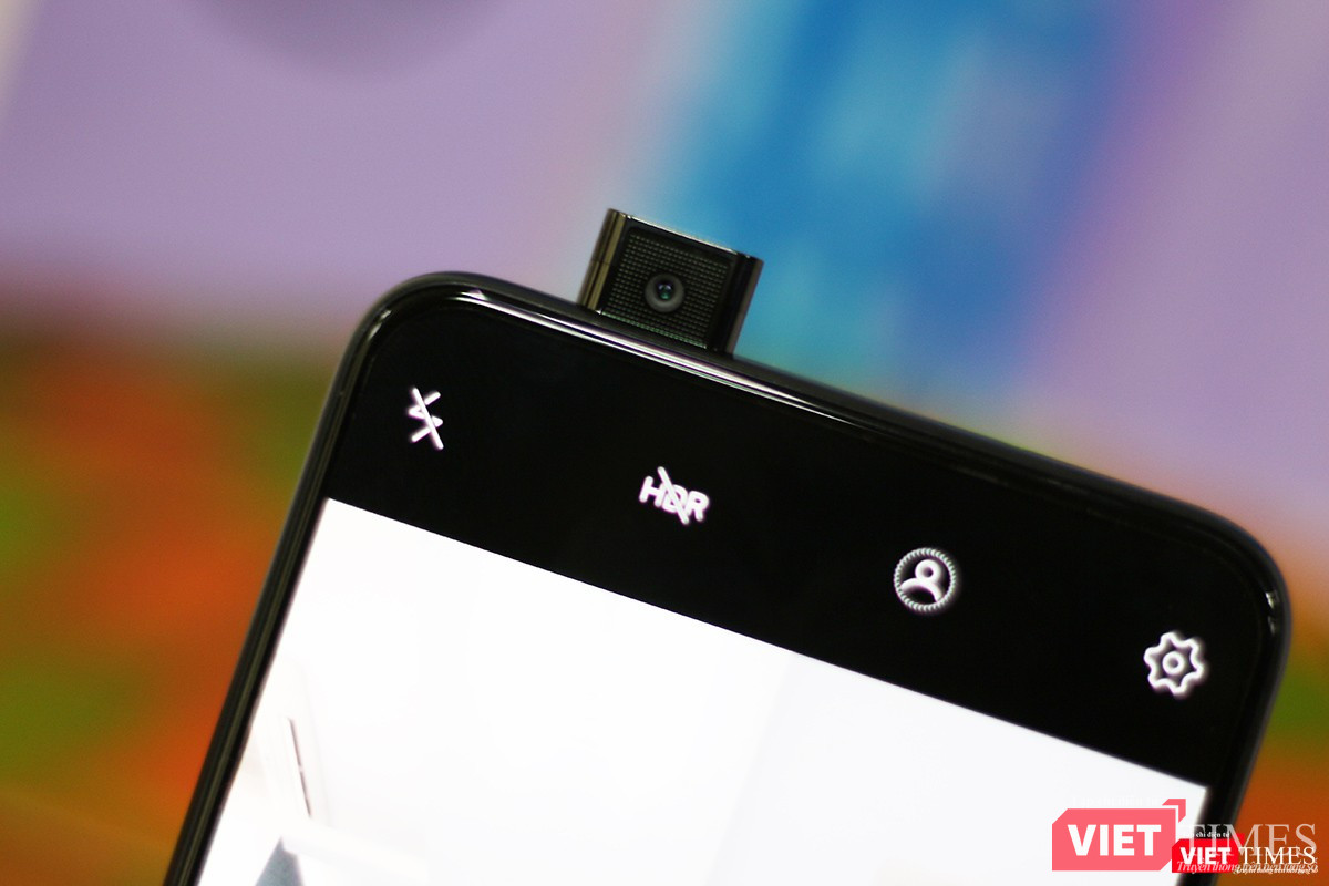 Phần độc đáo nhất của Vivo Nex A chính là camera "thò thụt". Khi người dùng chụp ảnh selfie, camera trước được đẩy lên. Khi không chụp nữa, camera này lại tụt xuống dưới nằm gọn trong thân máy. Toàn bộ quá trình trồi lên hay thụt xuống chỉ mất một giây, có thể coi là "nhanh như chảo chớp". Camera selfie này có độ phân giải 8 megapixel, nhưng quan trọng hơn là có chế độ làm đẹp cho bạn những tấm ảnh da mịn như da em bé.