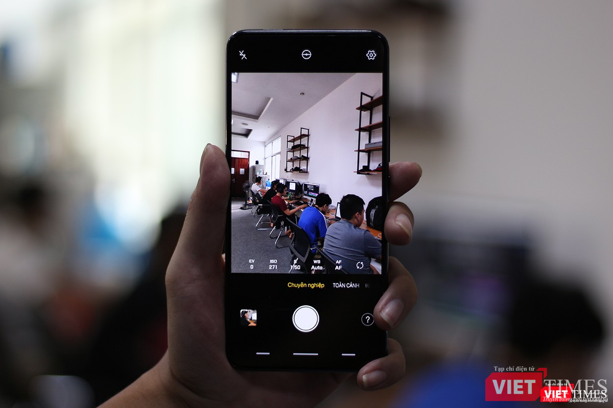 Camera kép phía sau có độ phân giải là 12 MP và 5 MP, có các chế độ chụp xóa phông, chụp panorama và chụp chuyên nghiệp.